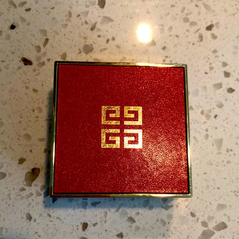 Cult favorite Givenchy setting powder (limited edition New Year)